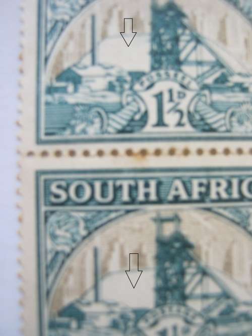 UNION - 1933-48 DEFIN ISSUE - 1&1/2d VERTICAL PAIR WITH VARIETY ''MISSING SHADING MINE DUMP" -UNUSED