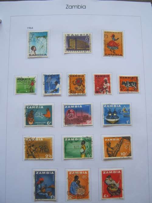 RING BINDER CONTAINING A GOOD COLLECTION OF ZAMBIA