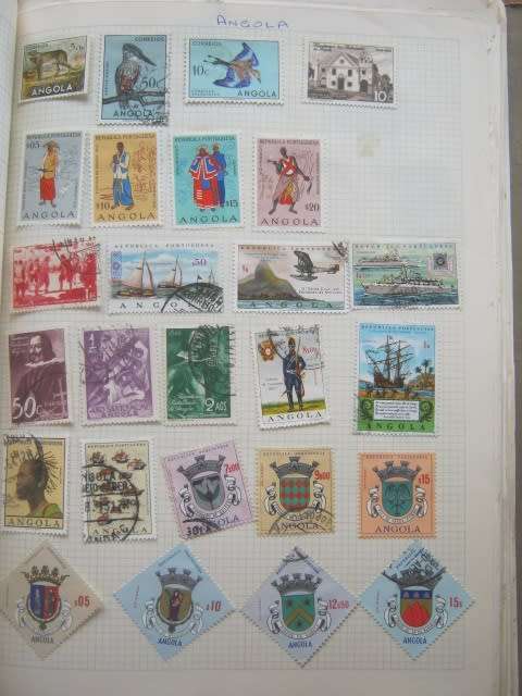 SPRINGBACK STAMP ALBUM - MIXED WORLD A-F - APPROX 1500 STAMPS HINGED TO PAPER