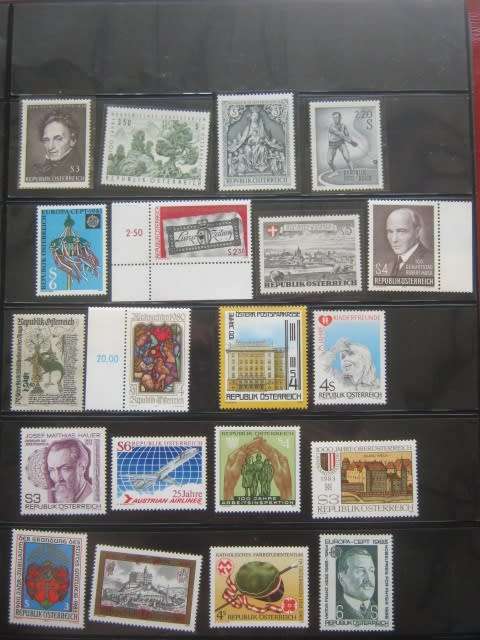RINGBINDER FILE FEATURING A COLLECTION OF AUSTRIA STAMPS IN MINT- GOOD C/V HERE