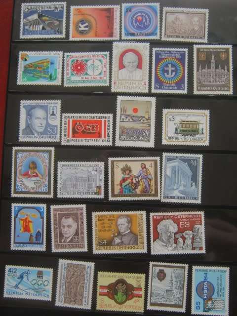 RINGBINDER FILE FEATURING A COLLECTION OF AUSTRIA STAMPS IN MINT- GOOD C/V HERE
