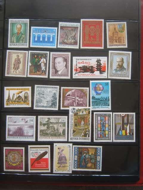 RINGBINDER FILE FEATURING A COLLECTION OF AUSTRIA STAMPS IN MINT- GOOD C/V HERE