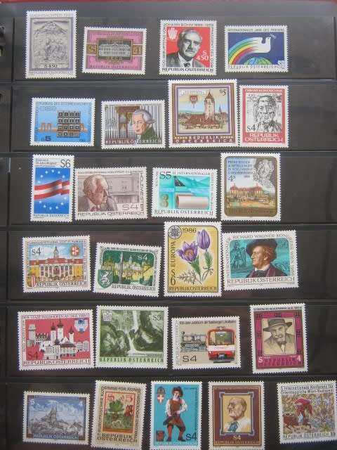 RINGBINDER FILE FEATURING A COLLECTION OF AUSTRIA STAMPS IN MINT- GOOD C/V HERE