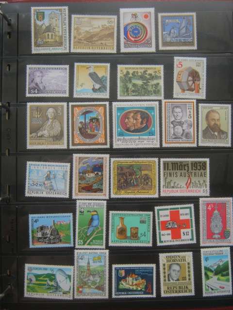 RINGBINDER FILE FEATURING A COLLECTION OF AUSTRIA STAMPS IN MINT- GOOD C/V HERE