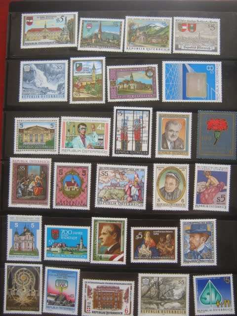 RINGBINDER FILE FEATURING A COLLECTION OF AUSTRIA STAMPS IN MINT- GOOD C/V HERE