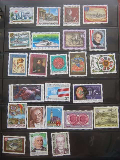 RINGBINDER FILE FEATURING A COLLECTION OF AUSTRIA STAMPS IN MINT- GOOD C/V HERE