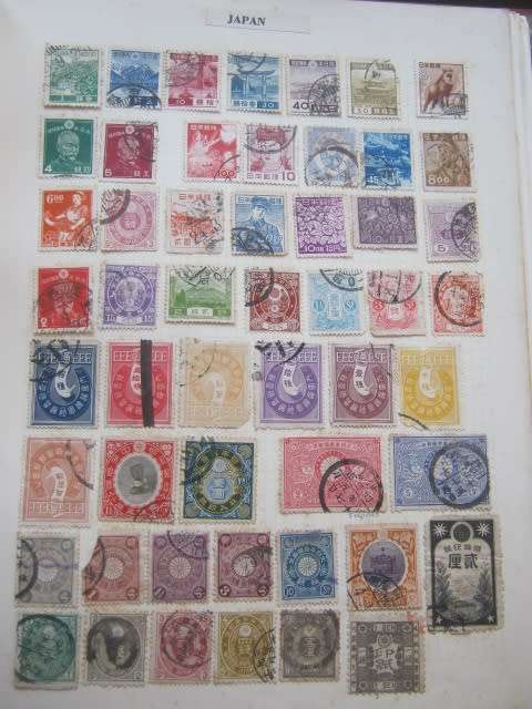 `PARAGON` SPRINGBACK STAMP ALBUM - MIXED WORLD - APPROX 50 PAGES and 1800 STAMPS