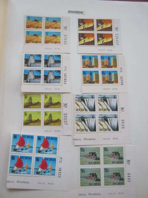 `PARAGON` SPRINGBACK STAMP ALBUM - MIXED WORLD - APPROX 50 PAGES and 1800 STAMPS