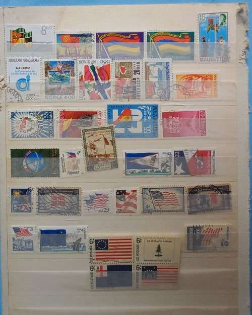THEMATICS - FLAGS ON STAMPS - 90 STAMPS - BID PER STAMP