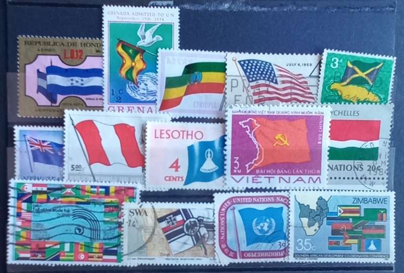 THEMATICS - FLAGS - SELECTION OF 14 SINGLES - BID PER STAMP