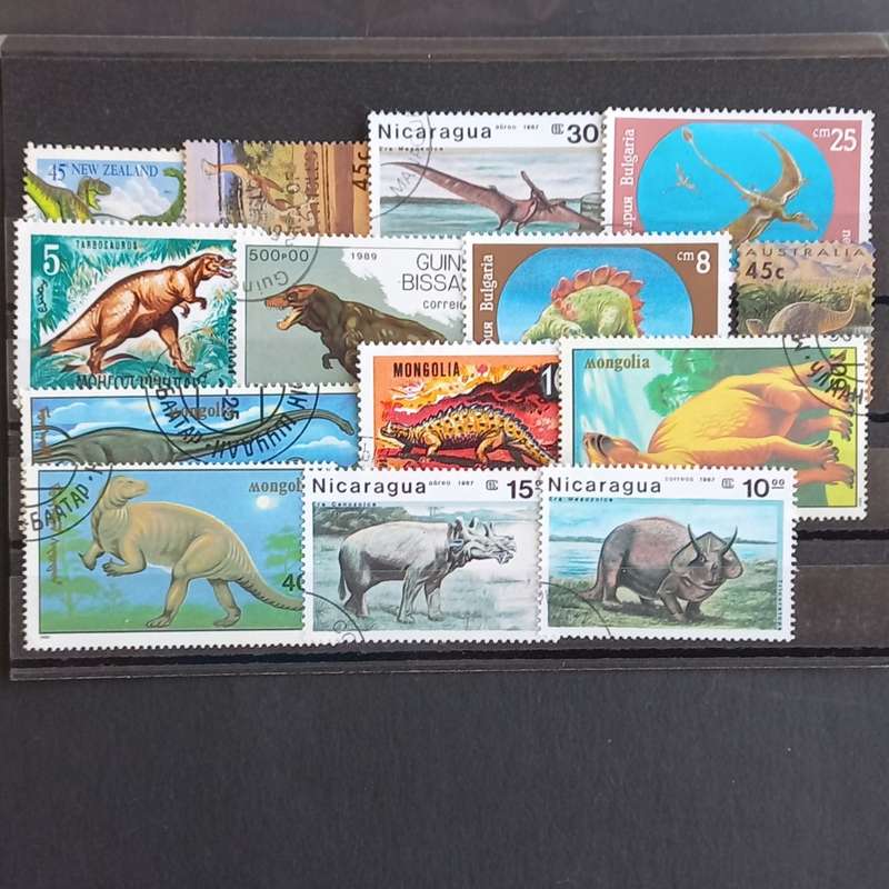 Thematics - Dinosaurs - 25 stamps - no duplication