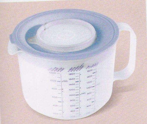 TUPPERWARE- MIX n STORE 1L  you wont find this from tupperware anymore
