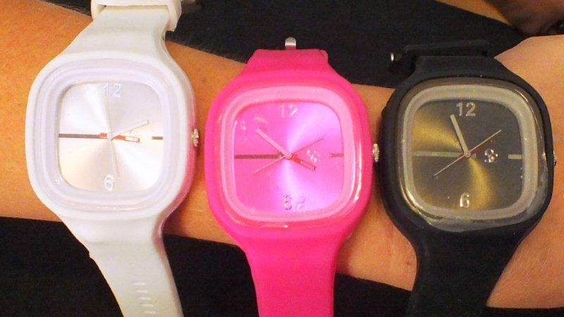 MAD OFFER!!!NEW STOCK SILICONE SPORT WATCHES (SEVERAL COLOURS)