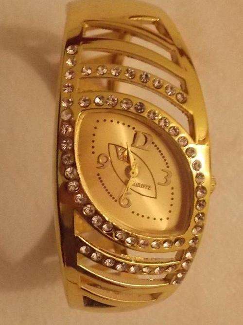 MAD  OFFER!!!HIGH QUALITY GOLD COATED VICTORY WATCHES WITH SIM DIAMONDS
