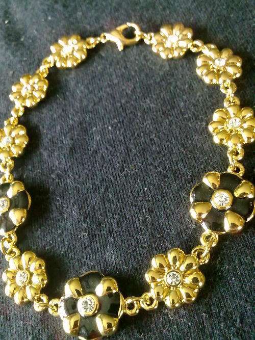 GORGEOUS GOLD FLOWER SIM DIAMANTE BRACELET 15MM WIDE