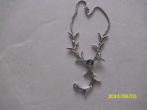 BEAUTIFUL NECKLACE WITH STUNNING GEMS ADDED