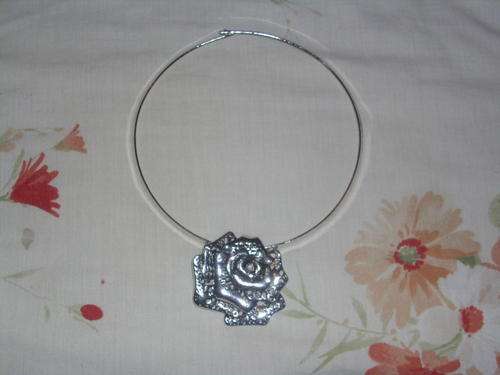 FLOWER FLOWER TYPE NECKLACE SILVER WITH A BEAUTIFUL SIMULATED DIAMOND ADDED
