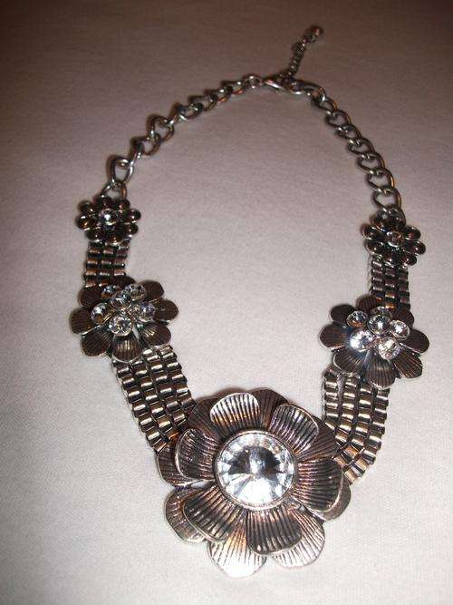 SILVER HEAVY DUTY NECKLACE WITH FLOWERS AND WITH STUNNING SIM DIAMONDS ADDED