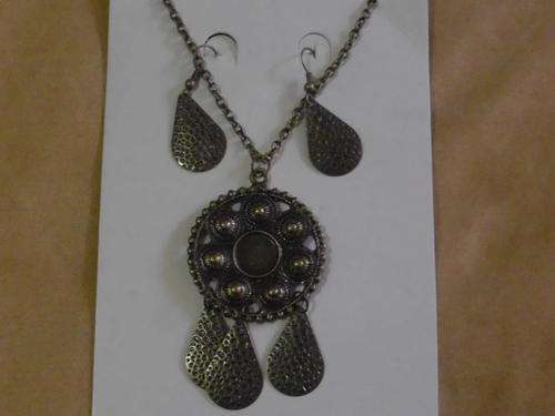BEAUTIFUL BRONZE COATED NECKLACE WITH MATCHING EARRINGS