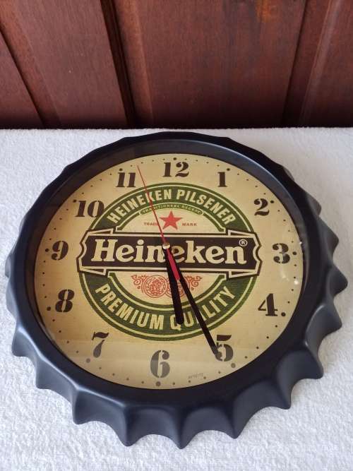 HEINEKEN - VERY UNIQUE PLASTIC BOTTLE CAP SHAPED WALL HANGING CLOCK  - NEW!
