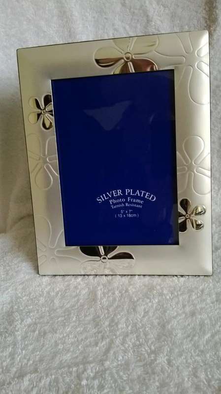 *** Price Reduced*** SILVER PLATED PHOTO FRAME WITH FLOWER MOTIF