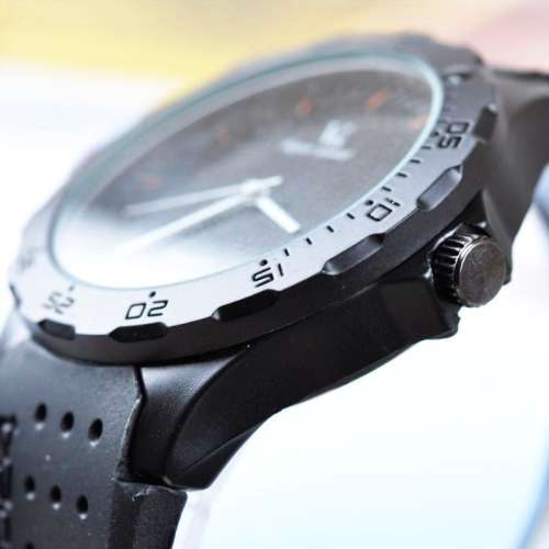 **MASSIVE PRICE REDUCTION**Luxury Fashion Sport V6 Watch Men Leisure Fashion Tyre Style Watch
