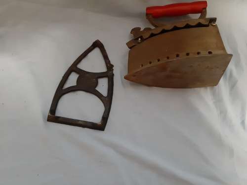 Beautiful  cast iron  antique  coal iron  ( please se discretion)