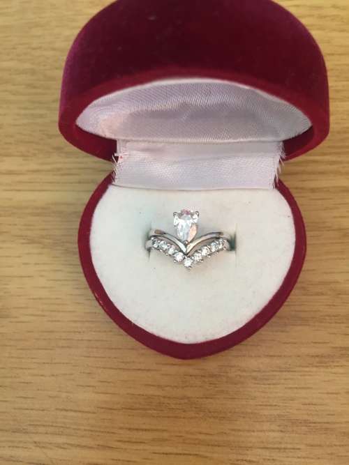 WOW!!! Stunning !! 2pcs designer V shaped diamond wedding ring 18kt
