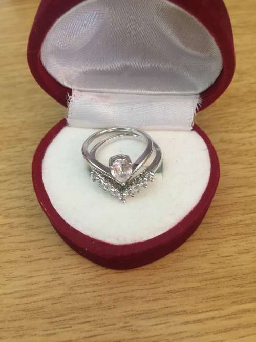 WOW!!! Stunning !! 2pcs designer V shaped diamond wedding ring 18kt