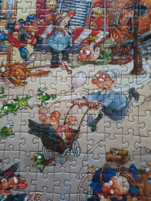 Heye `Ármageddon` 2 000 piece puzzle by Artist Loup