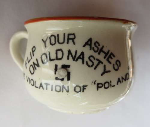 WW2-MOCKING HITLER SMALL ASHTRAY WITH THE WORDS FLIP YOUR ASHES ON OLD NASTY-DIAMETER 50MM-HEIGHT 35