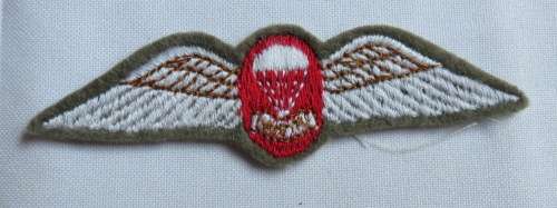 SA PARACHUTE FREE FALL INSTRUCTORS WING INTRODUCED IN 1973 FOR WEAR ON THE KHAKI PARACHUTE SMOCK OR
