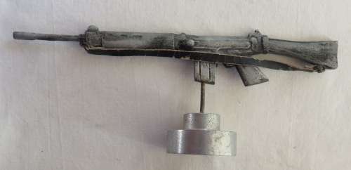 RHODESIAN R1 RIFLE ON STAND-HEIGHT 10CM-LENGTH 25CM