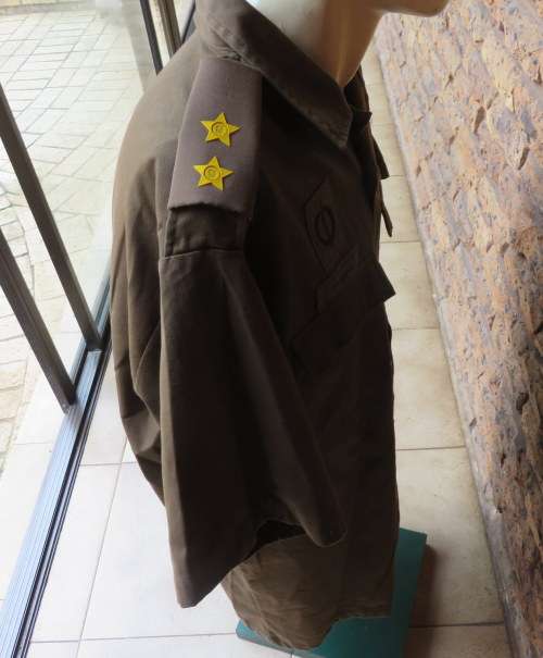 SHORT SLEEVE NUTRIA SHIRT-BELONGED TO A FORMER 1 RECCE MEMBER-ALL QUALIFICATION PATCHES & RANKS -ORI
