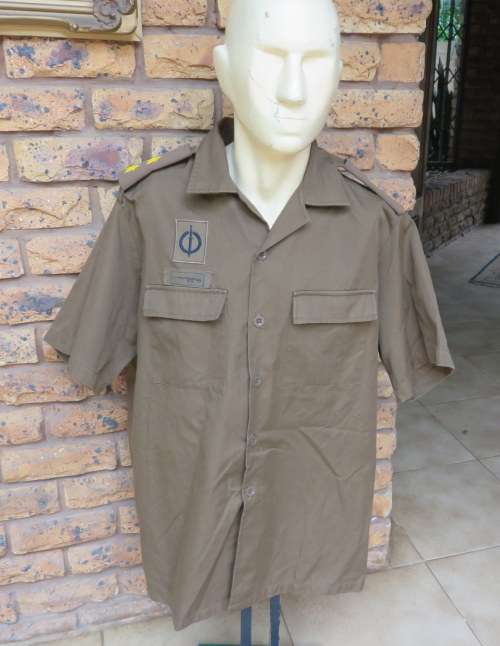 SHORT SLEEVE NUTRIA SHIRT-BELONGED TO A FORMER 1 RECCE MEMBER-ALL QUALIFICATION PATCHES & RANKS -ORI
