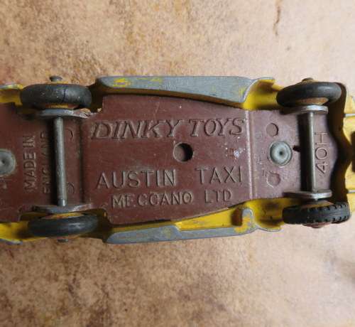 DINKY TOYS H 40 AUSTIN TAXI WITH DRIVER