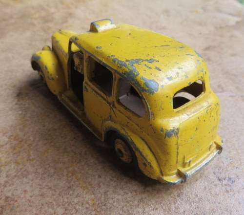 DINKY TOYS H 40 AUSTIN TAXI WITH DRIVER