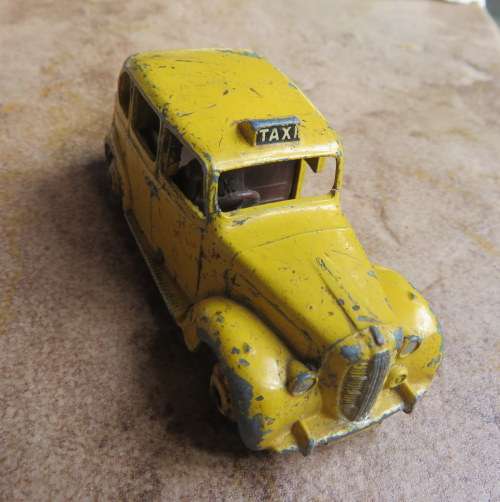 DINKY TOYS H 40 AUSTIN TAXI WITH DRIVER