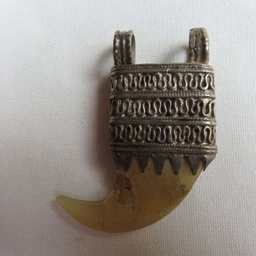 MOUNTED LIONS CLAW-TOTAL MEASUREMENTS TOP 23MM-TOTAL LENGTH 48MM