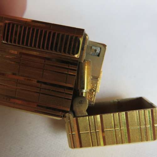 COLIBRI OF LONDON LIGHTER GOLD STRIPED PATTERN-NEEDS SERVICE-COMPLETE-GOOD CONDITION