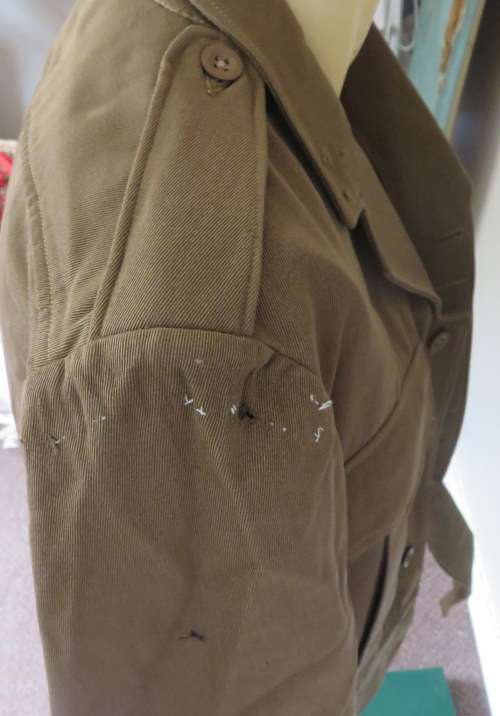ORIGINAL MILITARY ISSUE BUNNY JACKET WITH MILITARY AND PURE WOOL LABELS-SIZE MEDIUM-MEASURES 50CM AR