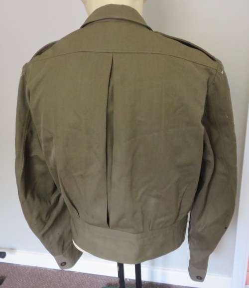 ORIGINAL MILITARY ISSUE BUNNY JACKET WITH MILITARY & PURE WOOL LABELS-SIZE MEDIUM-MEASURES 54CM ARMP