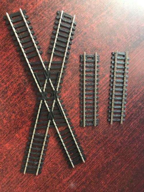 HO SCALE DIAMOND CROSSING -SOLD WITH TWO STRAIGHT TRACK PIECES
