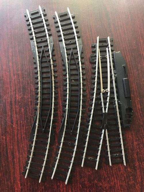 HO SCALE RIGHT HAND POINT-SOLD WITH TWO CURVED TRACK