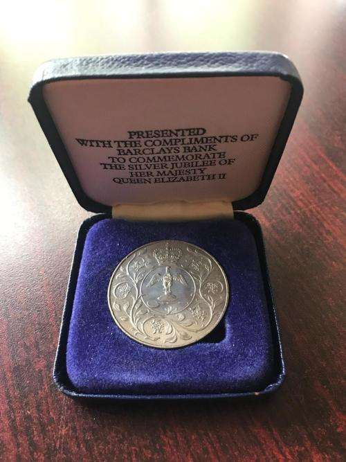 THE SILVER JUBILEE HER MAJESTY QUEEN ELIZABETH 2 CROWN SIZE COIN COMPLIMENTS OF BARCLAYS BANK
