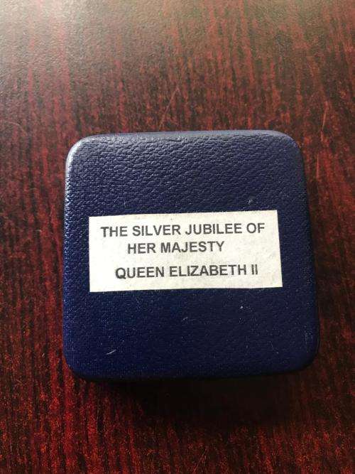 THE SILVER JUBILEE HER MAJESTY QUEEN ELIZABETH 2 CROWN SIZE COIN COMPLIMENTS OF BARCLAYS BANK