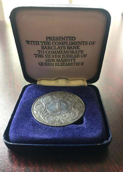 THE SILVER JUBILEE HER MAJESTY QUEEN ELIZABETH 2 CROWN SIZE COIN COMPLIMENTS OF BARCLAYS BANK