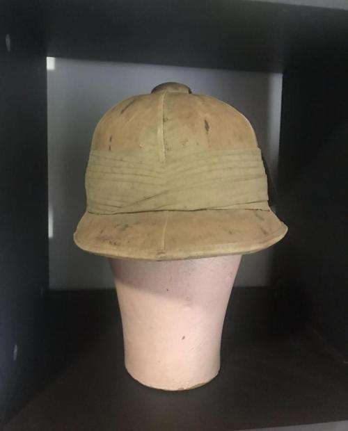 SA WW2 PITH HELMET-PLEASE NOTE BOTH SIDES HAVE THE ORIGINAL CLOTH ARTILLERY BADGES