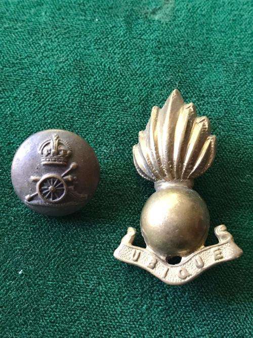 ROYAL ARTILLERY SIDE CAP BADGE WITH ONE TUNIC BUTTON-WORN FROM 1902 ONWARDS-LUGS INTACT