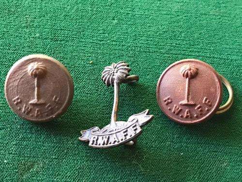 ROYAL WEST AFRICAN FRONTIER FORCE BADGE & 2 BUTTONS-SOLD TOGETHER-WW2- LUGS COMPLETE